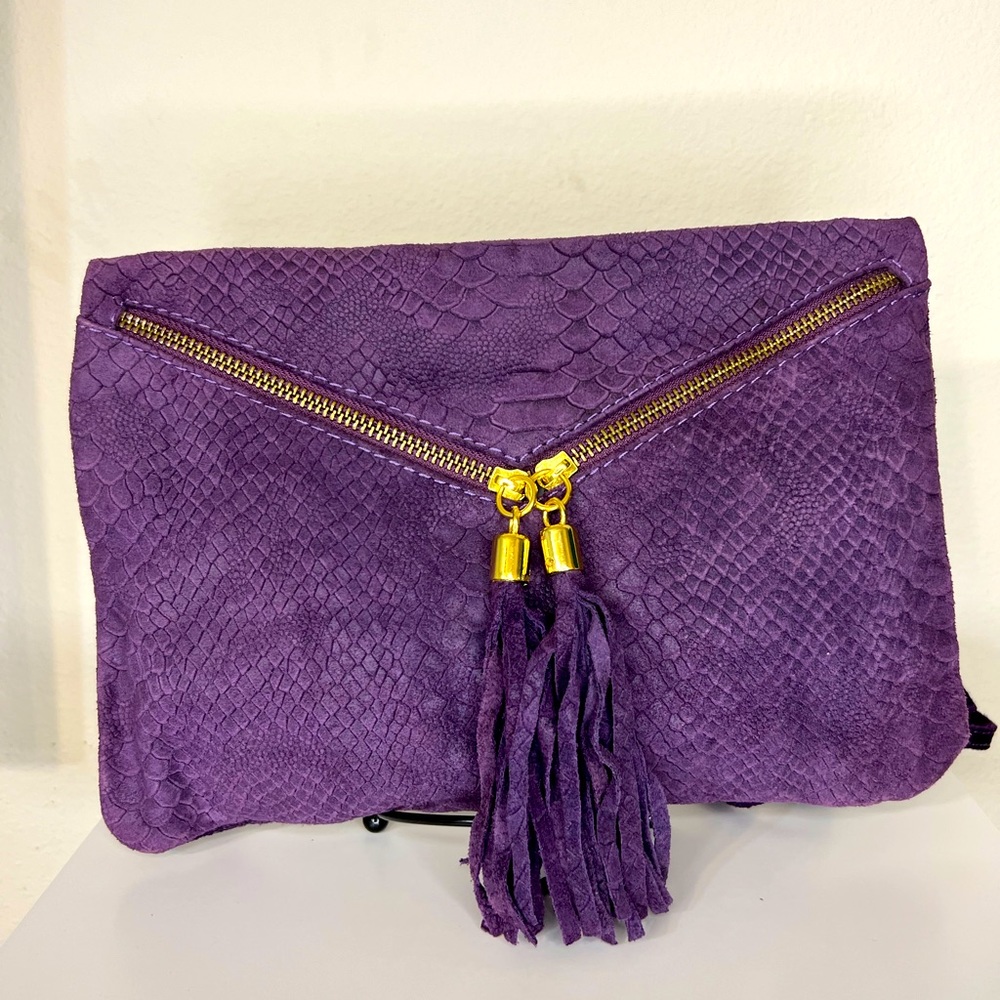 NWT VERSATILE LEATHER PURSE.